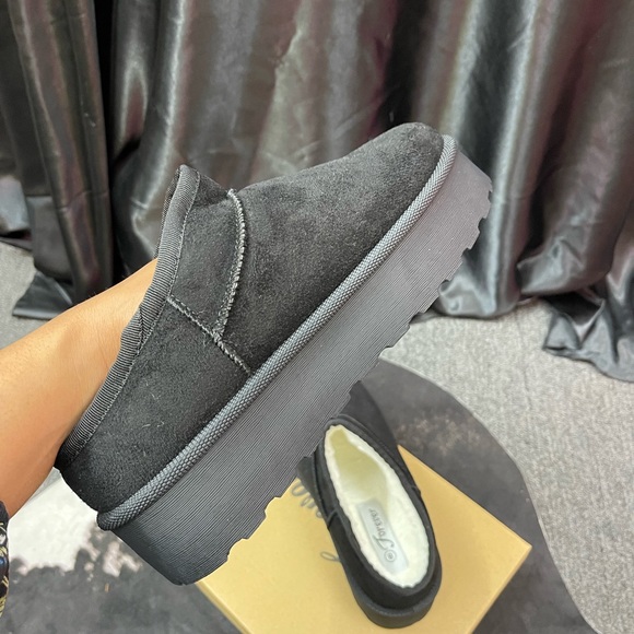 Black Platform Slides 🐾 - Picture 3 of 5